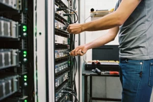 человек подключает майнер к сети