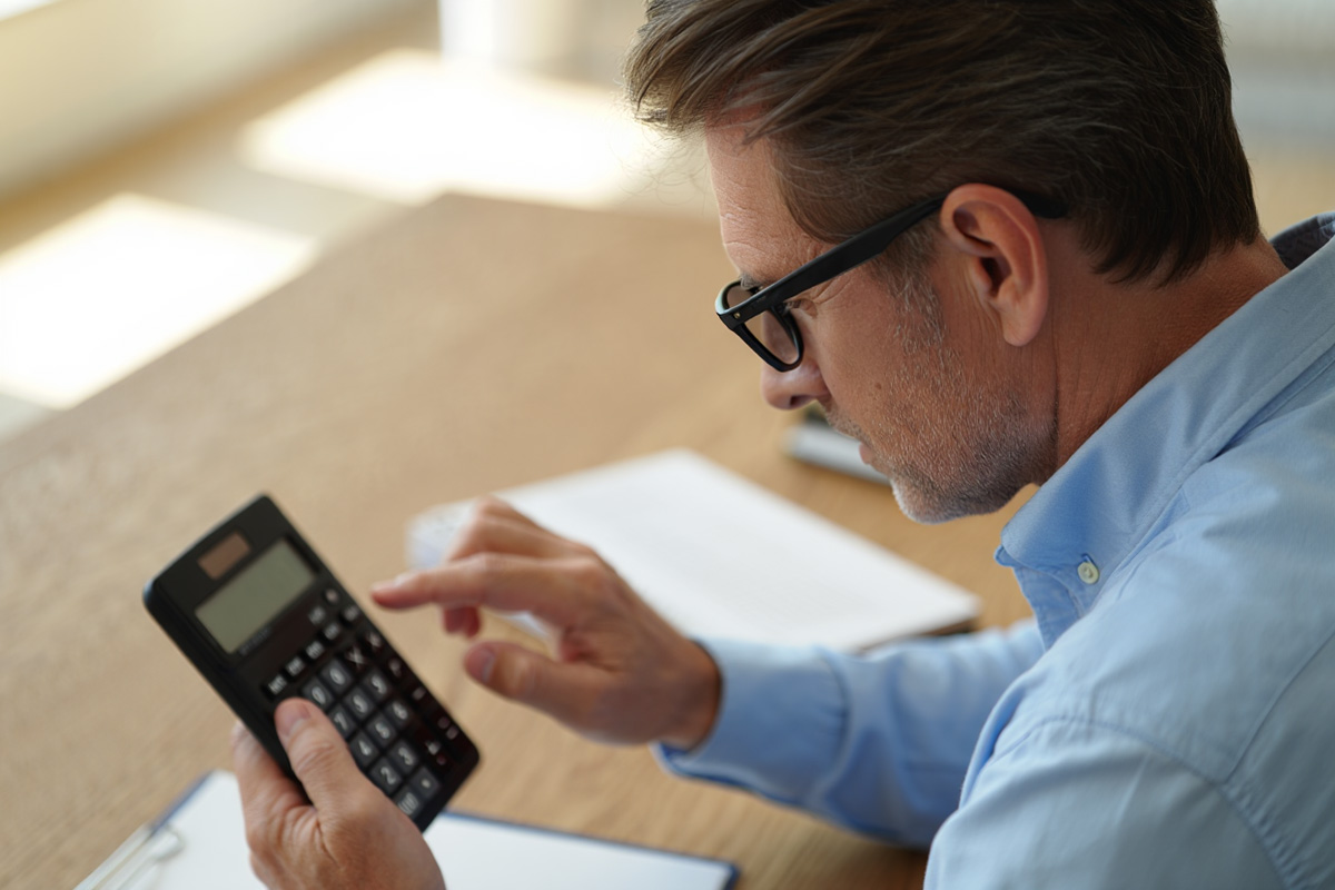 человек использует калькулятор